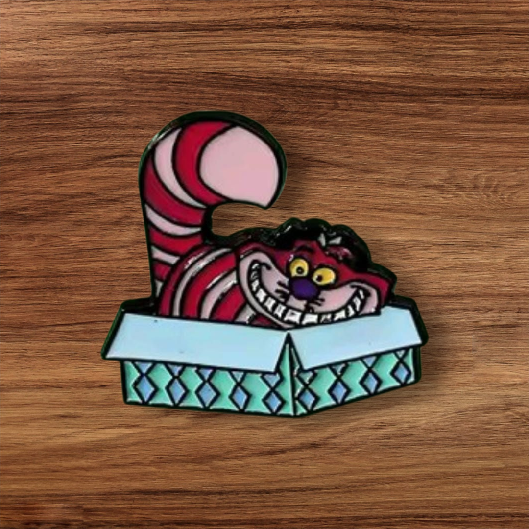 Gato cheshire en su cajita